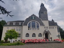 Foto des Gräfrather Rathauses: Heutige Heimat des Kunstmuseum Solingens und des Zentrums für Verfolgte Künste.