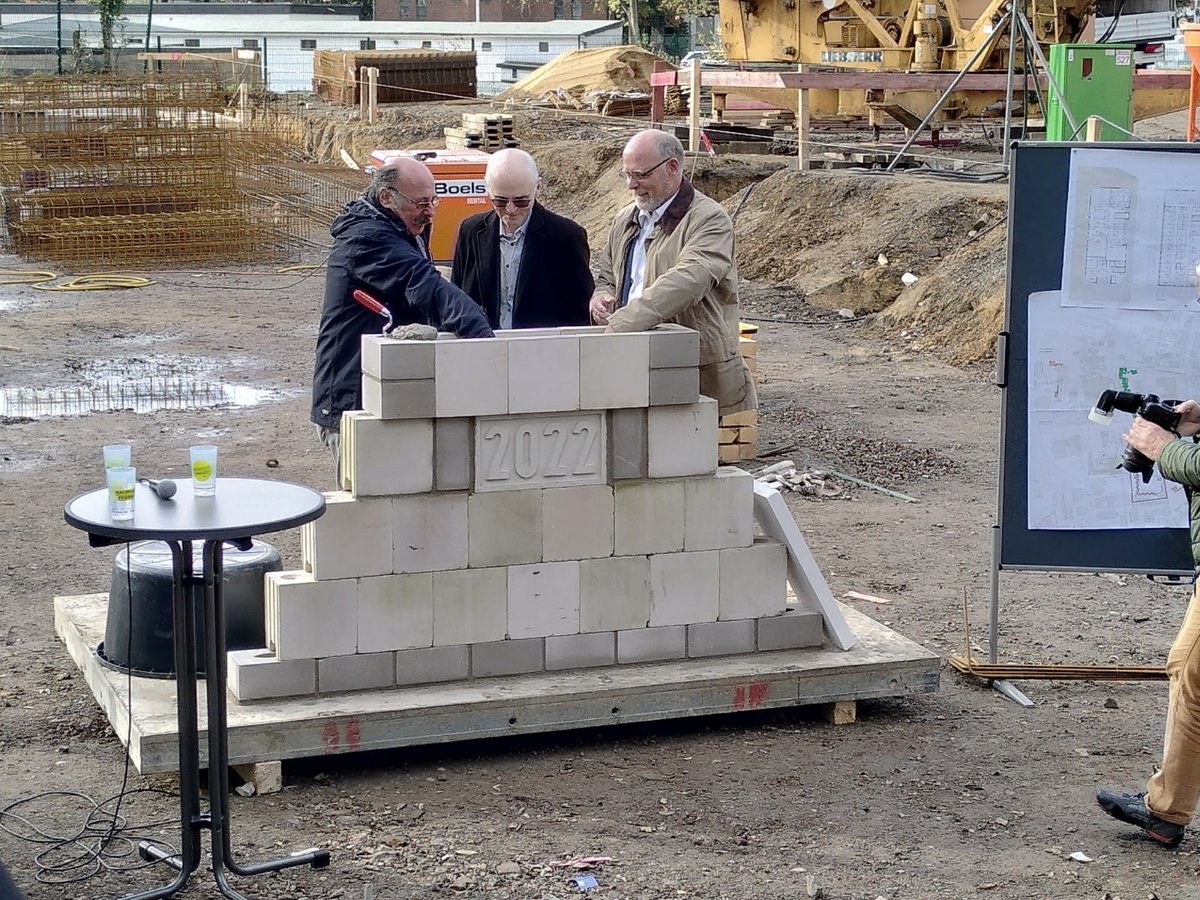 Auf dem Foto stehen v.l: Frank Knoche (GRÜNE), Wolfgang Schulte (Mees GmbH), Martin Wegner (TBS) beim symbolischen Setzen des Grundsteins.