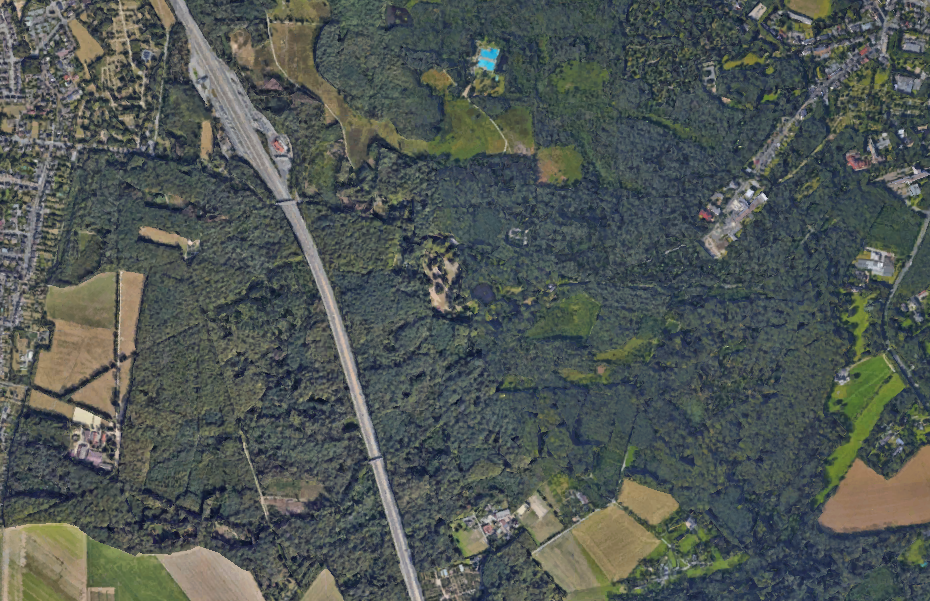 Ein Satellitenfoto zeigt den Abschnitt der Autobahn A3, der entlang der Stadtgrenzen von Solingen, Langenfeld, Mettmann und Hilden und entlang der Ohligser Heide verläuft.