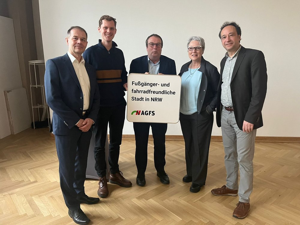 v.l.: Dezernent A. Budde, Ratsmitglied Finn Grimsehl-Schmitz, Minister Oliver Krischer, AGFS-Vorständin Christine Fuchs, Ratsmitglied Thilo Schnor
