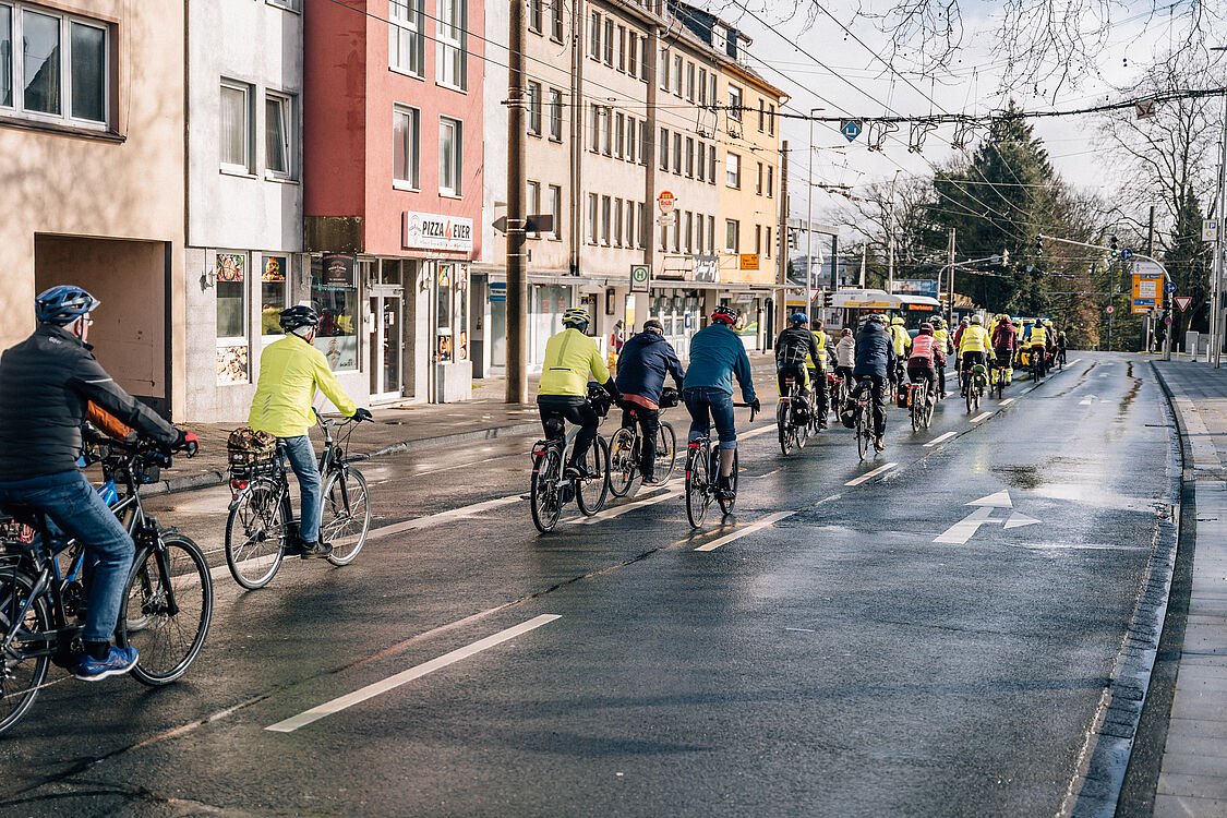 Das Foto zeigt circa 30 Teilnehmer:innen einer Fahrraddemonstration auf der Beethovenstraße von hinten. 