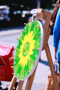 Glücksrad mit Sonnenblume von Bündnis 90/Die Grünen auf Holzständer