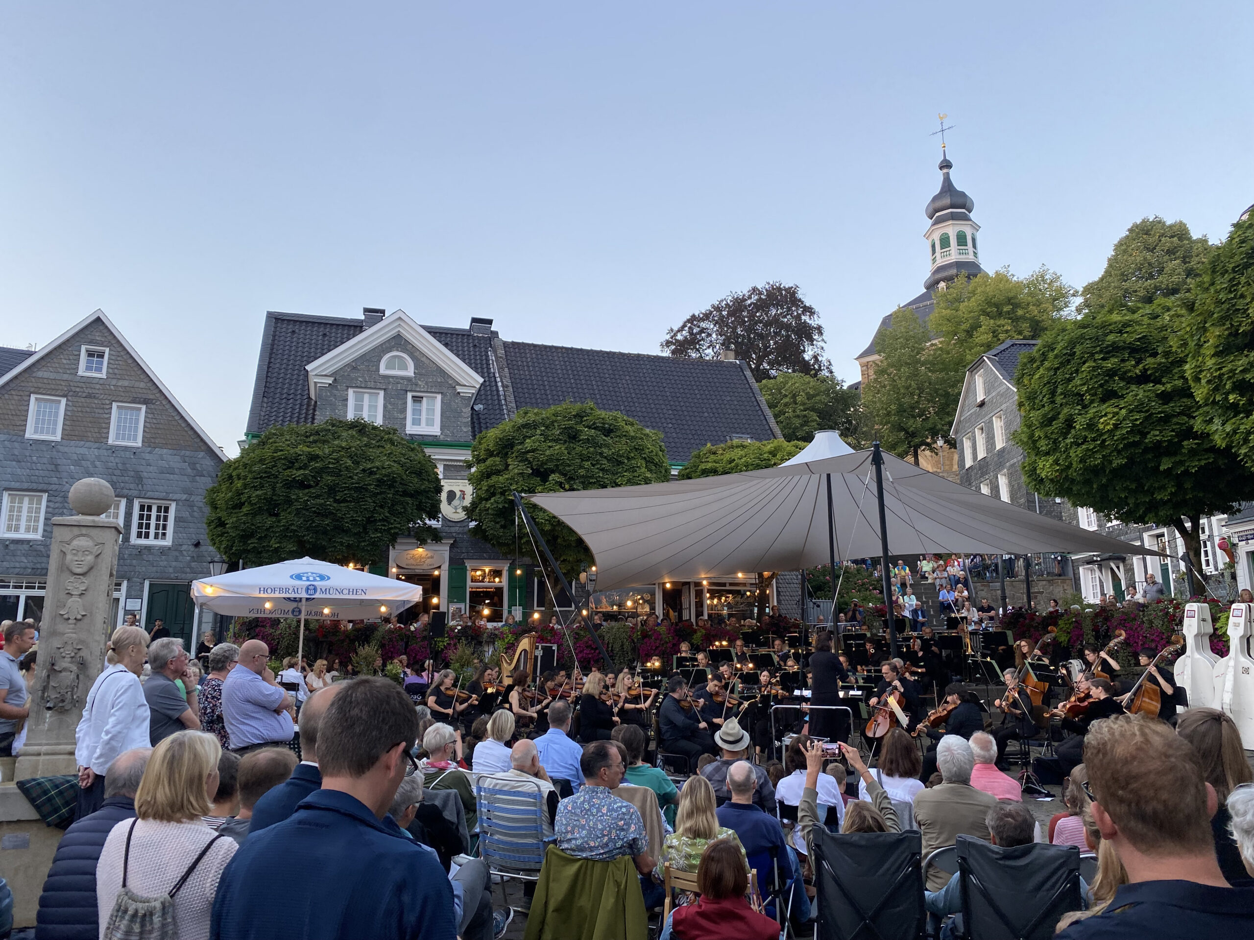 Freiluftkonzert der Bergischen Philharmoniker auf dem Gräfrather Marktplatz