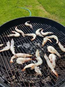 Kohlegrill mit Garnelen auf Grillfest