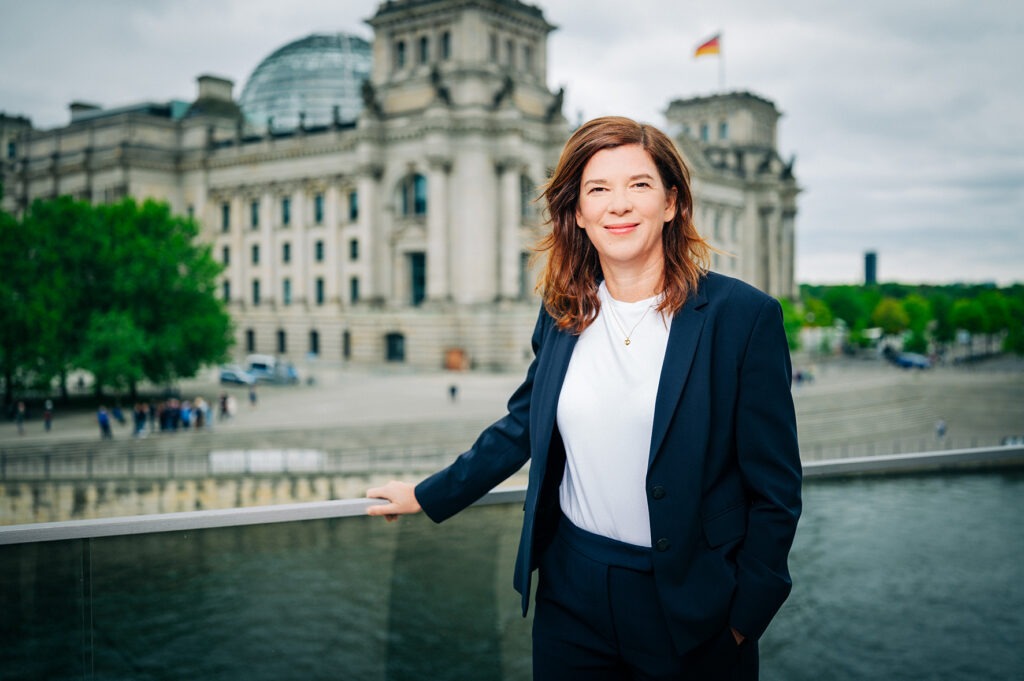 Ophelia Nick, Bundestagsabgeordnete BÜNDNIS 90/DIE GRÜNEN vor dem Bundestag in Berlin