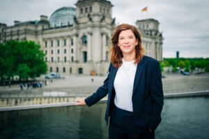 Ophelia Nick, Bundestagsabgeordnete BÜNDNIS 90/DIE GRÜNEN vor dem Bundestag in Berlin