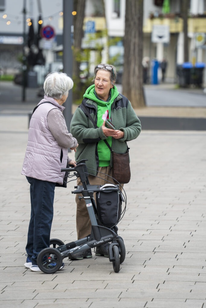 Iris Michelmann der GRÜNEN Solingen im Gespräch mit Passantin